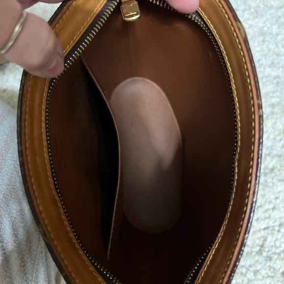 Louis Vuitton Brown Crossbody Bag with Iconic Monogram and Adjustable Strap - Picture 5 of 16